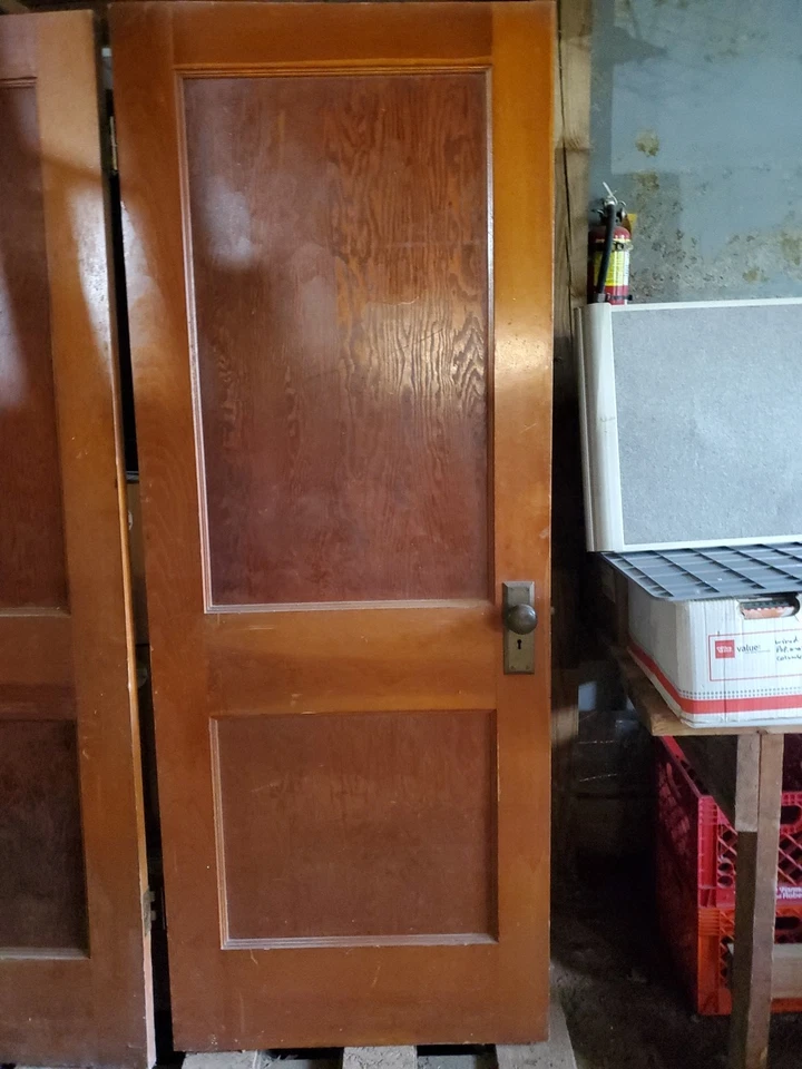 3 puertas interiores vintage 1940 madera maciza oscura con tiradores y algunas bisagras Foto 4 de 4