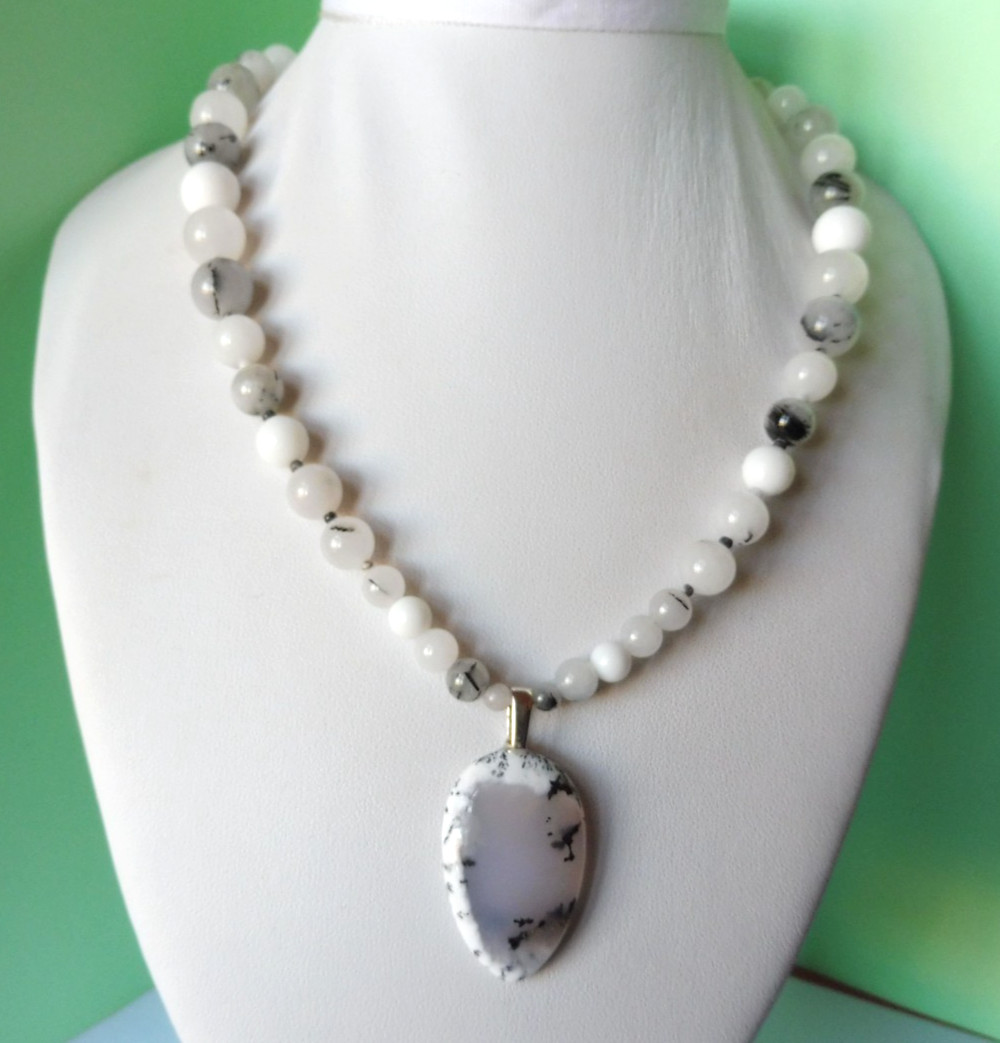 Collier en opale dendritique naturelle et argent massif, un bijou de prestige