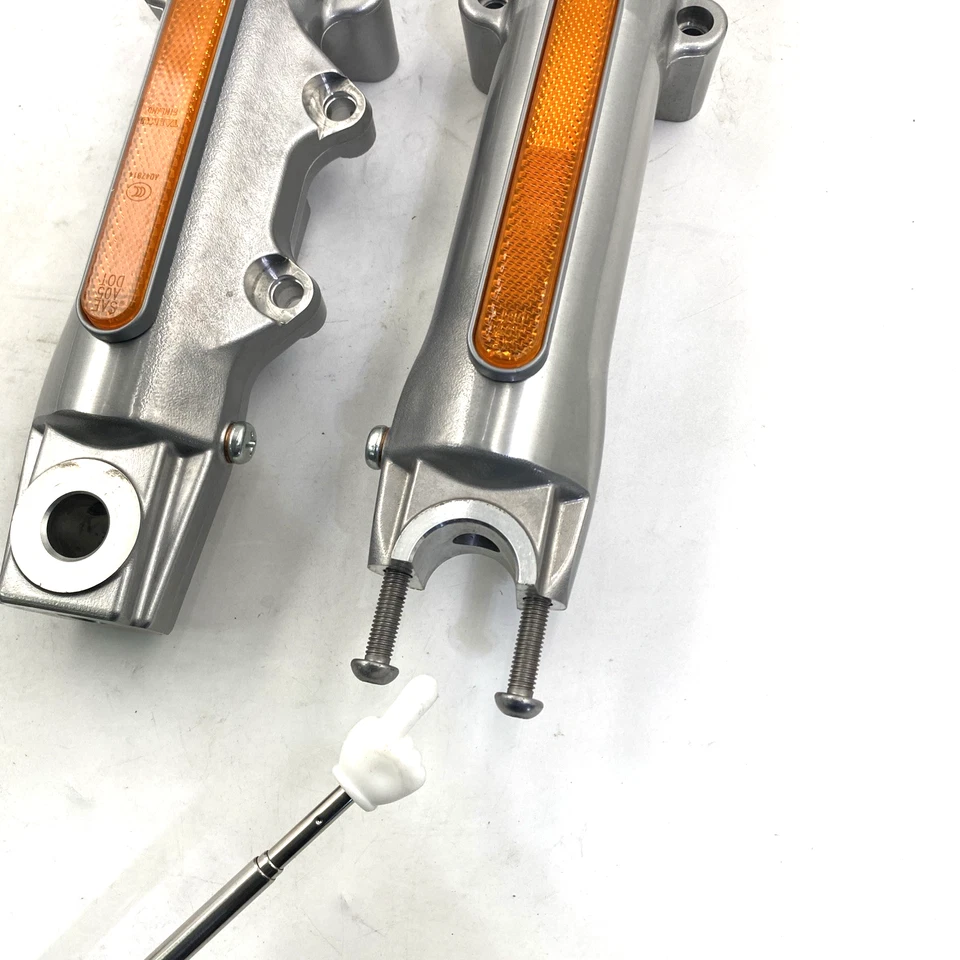 Par de patas de horquilla inferiores delanteras Softail FLST OEM Harley 45915-08a 45916-07a 07-17 Foto 3 de 4