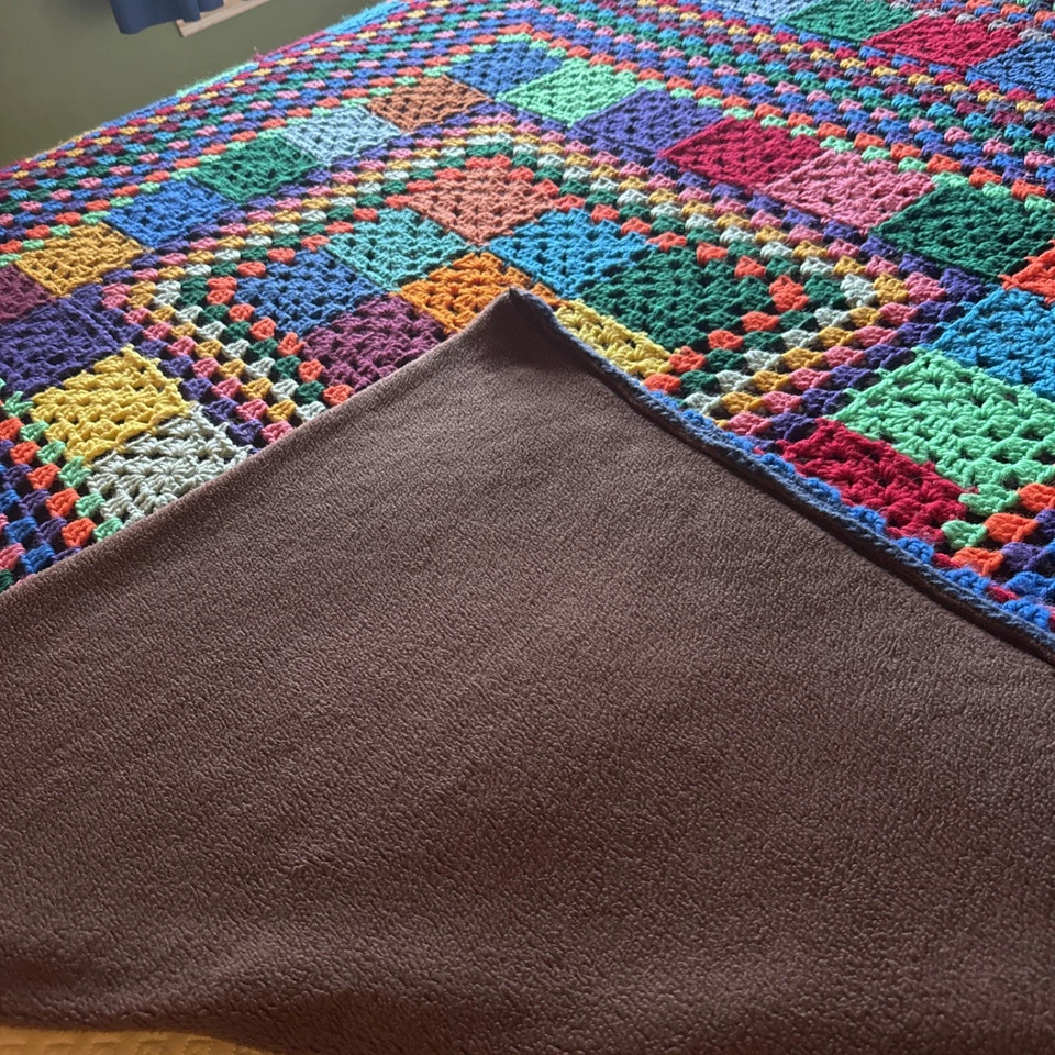 Manta de ganchillo hecha a mano Granny forrada con vellón suave 67”x67” cuadrada Foto 3 de 4