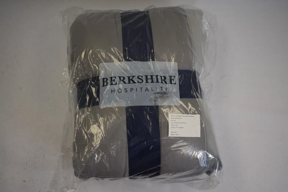 Manta alternativa de plumón Berkshire Hospitality diseño suave Queen 90" x 90" gris Foto 2 de 4