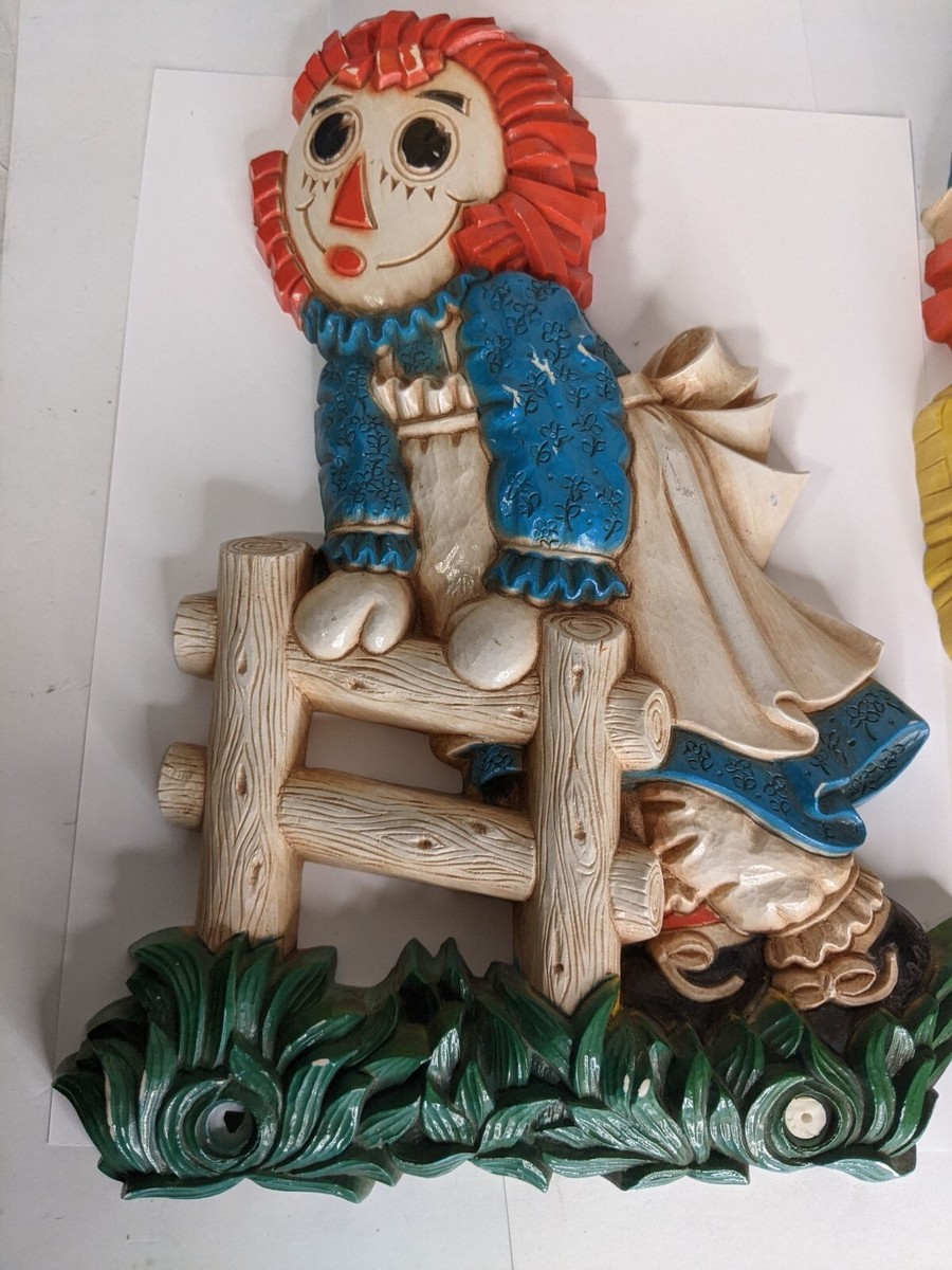 Vintage Raggedy Ann and Andy plastic wall hangings and circular