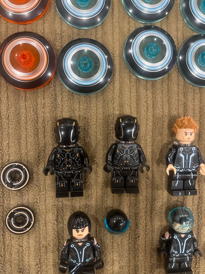 Huge LEGO TRON: Legacy 21314 6 Minifigures plus 6 discs and wheels - Image 4 of 4