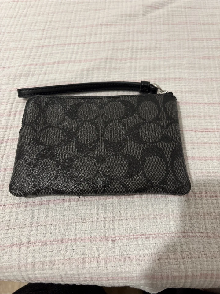 Muñequera Coach cremallera en esquina en lona exclusiva con forro de tela de cuero liso Foto 3 de 4