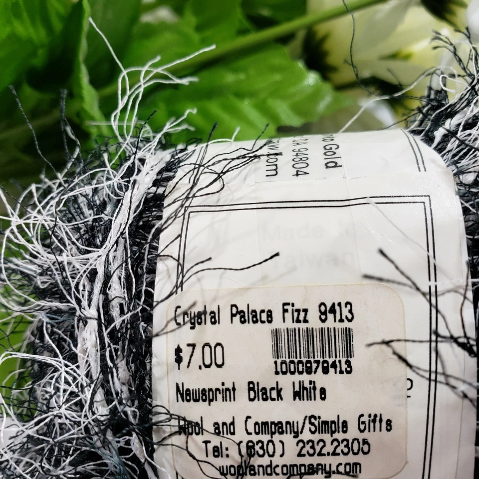 Madeja Crystal Palace FIZZ 50 gramos 9413 impresión de noticias 120 yardas 1 madeja negra/blanca Foto 4 de 4