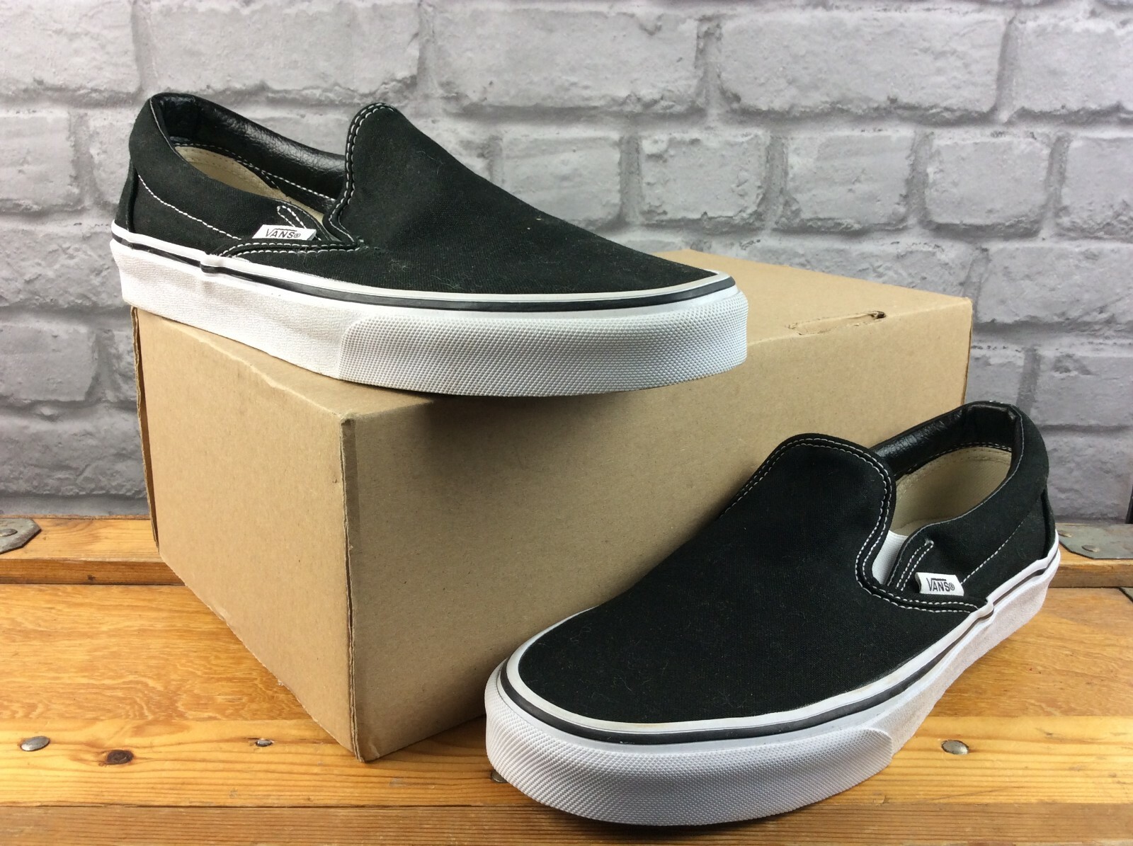VANS MENS UK 7 EU 40.5 CLASSIC SLIP ON 