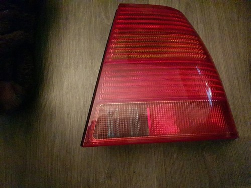 VW BORA - Rückleuchte Rücklicht Heckleuchte / hinten rechts / 963686 963674