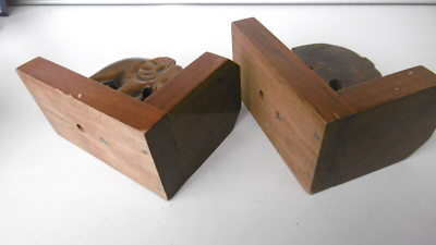 Paire de serre-livres en bois sculpté patiné figurant un couple de