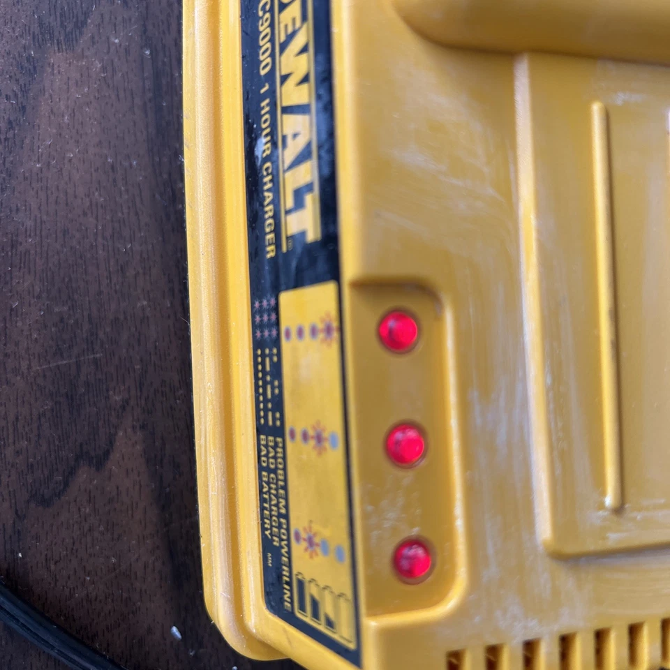 得伟型号 Dc910 锤钻,28 伏和 DC9000 1 小时充电器全部正常工作!! — 第 2/4 张图片