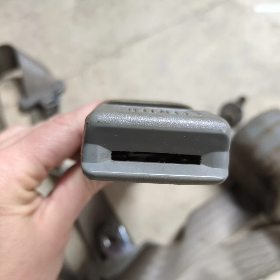 Chevrolet GMC G10 G20 G30 1994 furgoneta gris canastilla trasera centro de cinturón de seguridad de 3 puntos Foto 2 de 4