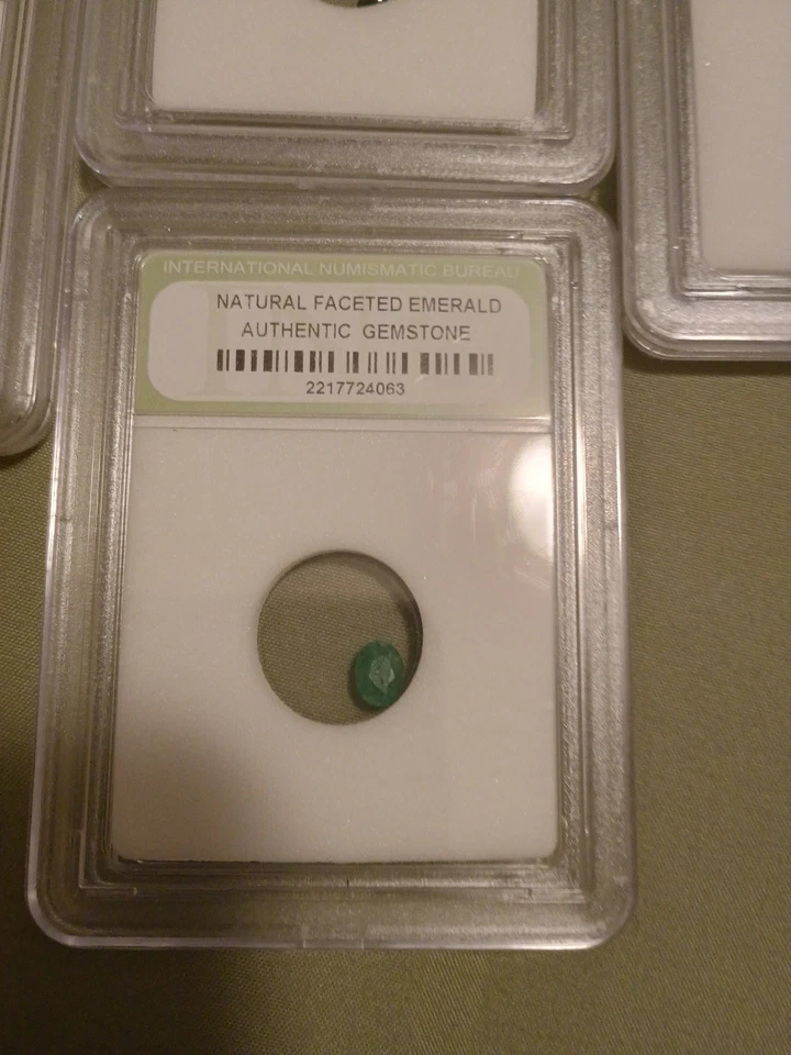 Auténticas piedras preciosas de esmeraldas y zafiro natural Foto 4 de 4