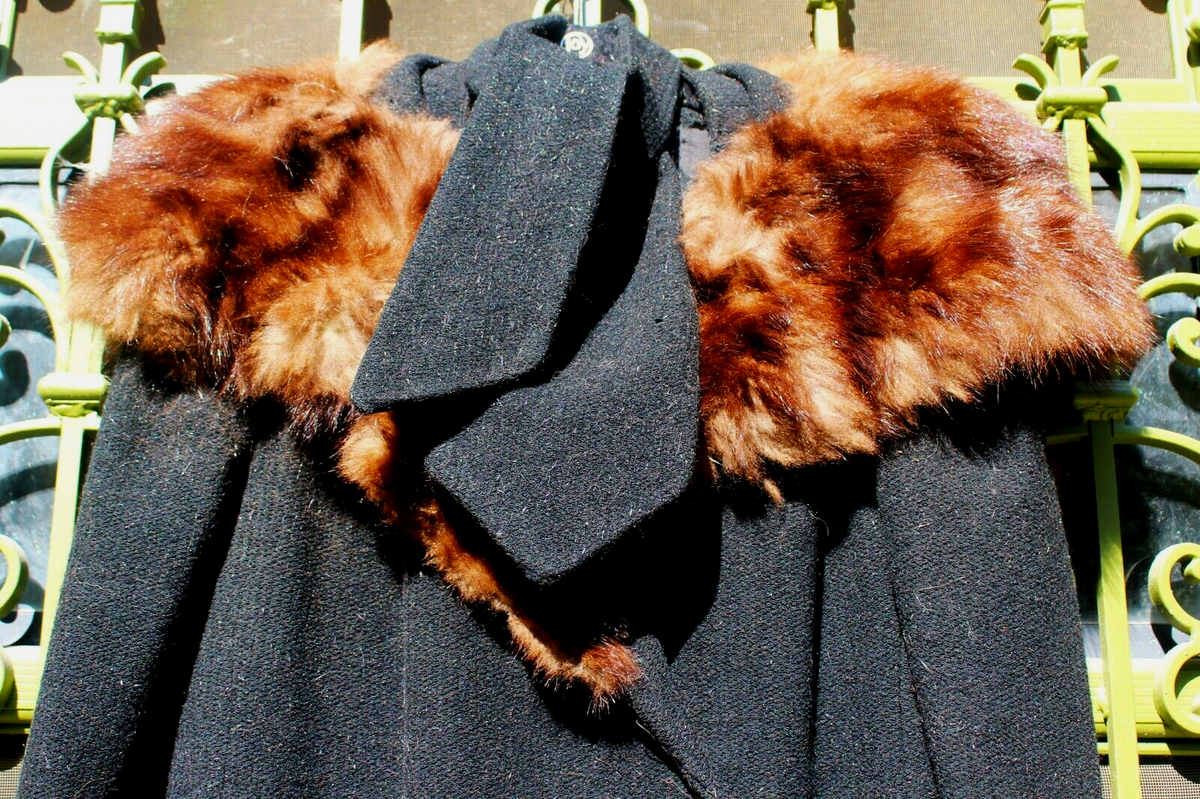 Vintage 1940 s Women s Black Wool Coat w Fur Collar Wide Shoulders
