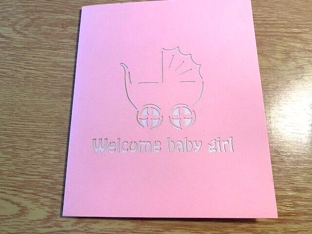 Tarjeta emergente cortada con láser de una cuna con una nueva niña Foto 3 de 3