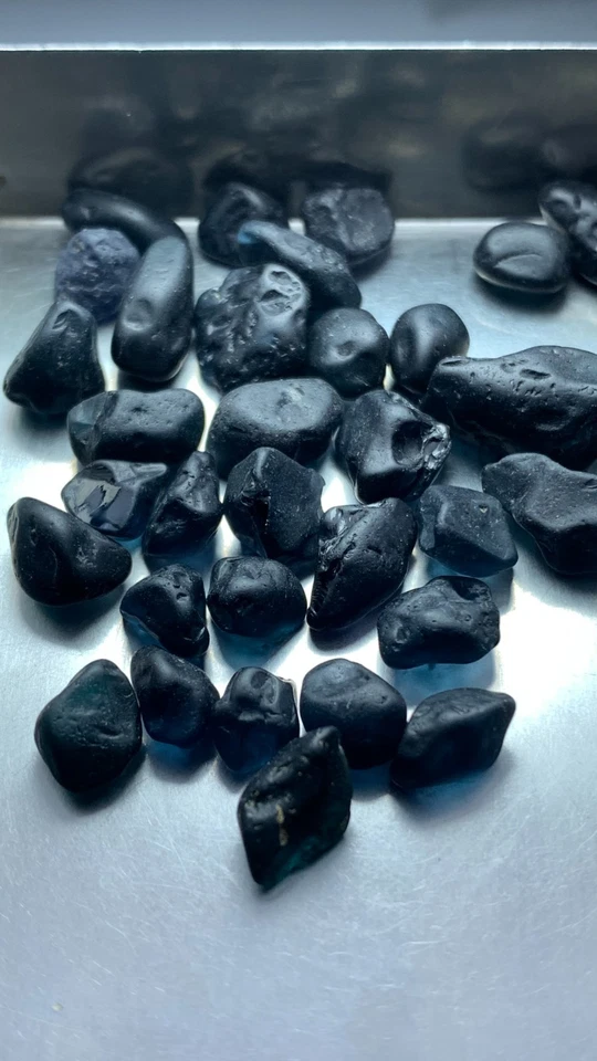 Increíble espinela de 100 quilates color azul profundo áspero. Foto 3 de 4