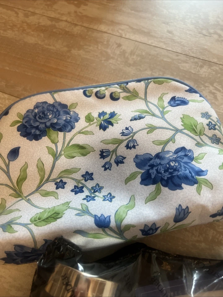 Juego de 5 piezas de regalo/viaje Estee Lauder 2025 con bolsa azul y blanca Foto 4 de 4