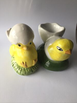 Vintage Keramik Brutküken und Ei auf grünem Boden Eierbecher.Ostern   Küken