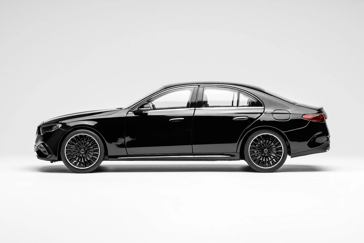 204-020 iScale 1/18 メルセデスベンツ E-Class NEW iScale - Mercedes Benz E Class - 1/18 Diecast - In Depth