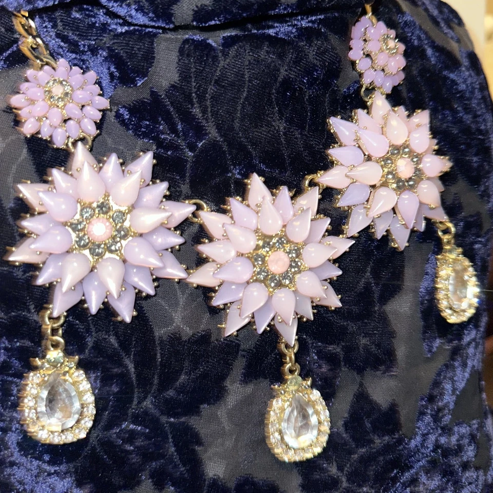 Collar Flor Estrás Rosa Lavanda • Joyería Distintiva Babero Vintage • Romano Foto 4 de 4