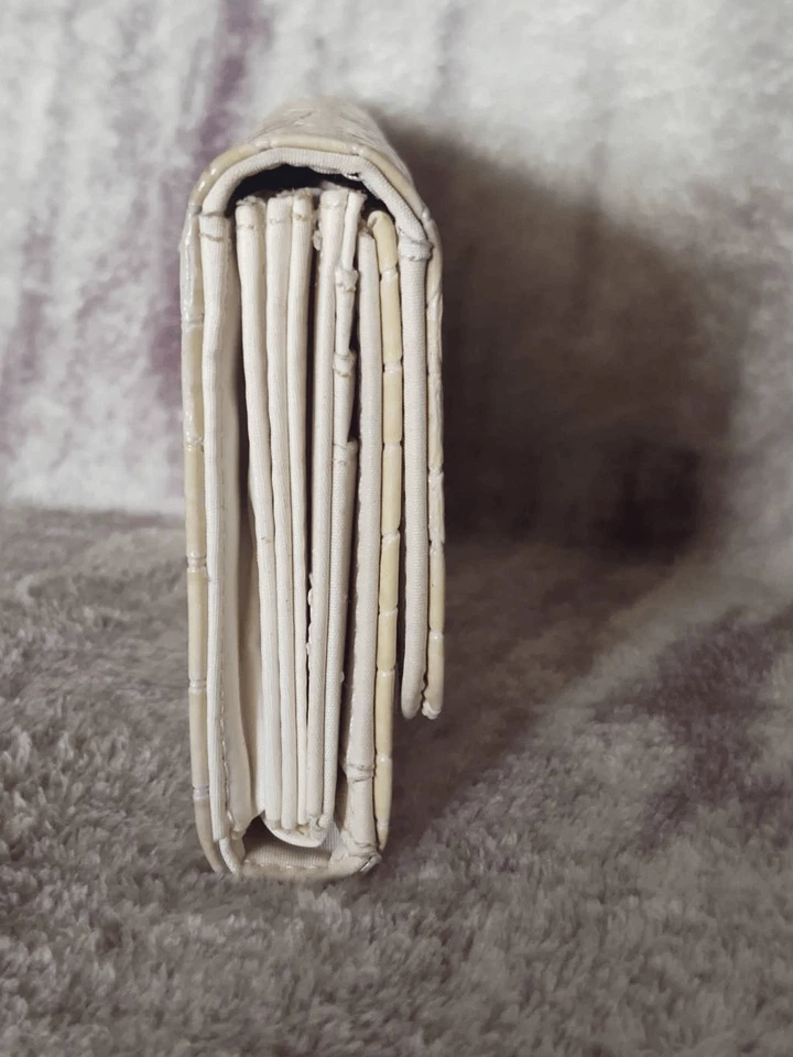 Cartera organizadora grande de cuero sintético estampado Gator marfil Mundi vintage cierre a presión Foto 4 de 4