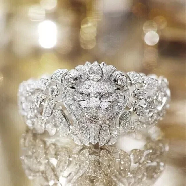 Anillo de compromiso con cabeza de león de diamantes de corte redondo de 2,50 quilates enchapado en oro blanco Foto 3 de 4