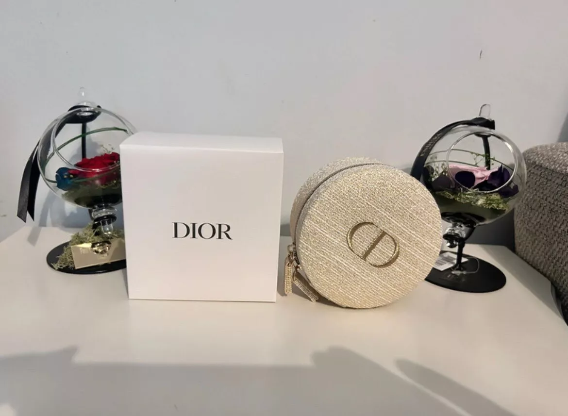 Boîte à bijoux / étui / pochette de Noël dorée Dior neuve édition limitée