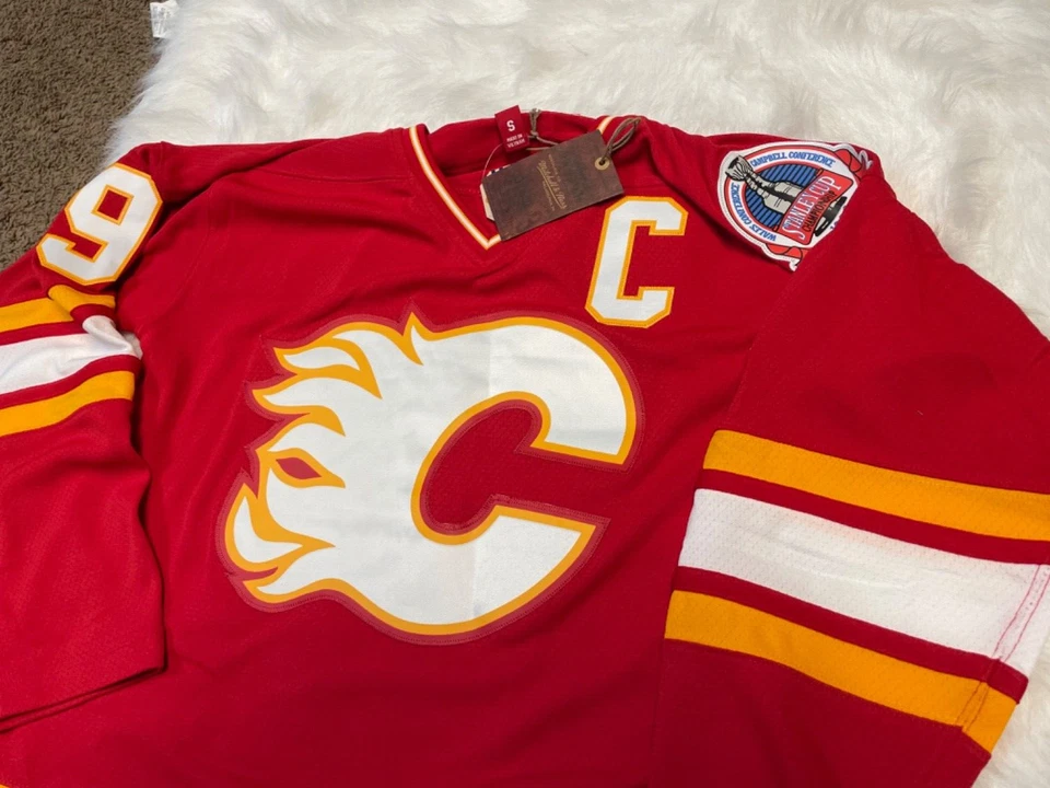 Camiseta de hóquei Calgary Flames Lanny Mcdonald Mitchell & Ness masculina tamanho pequeno - Imagem 2 de 4