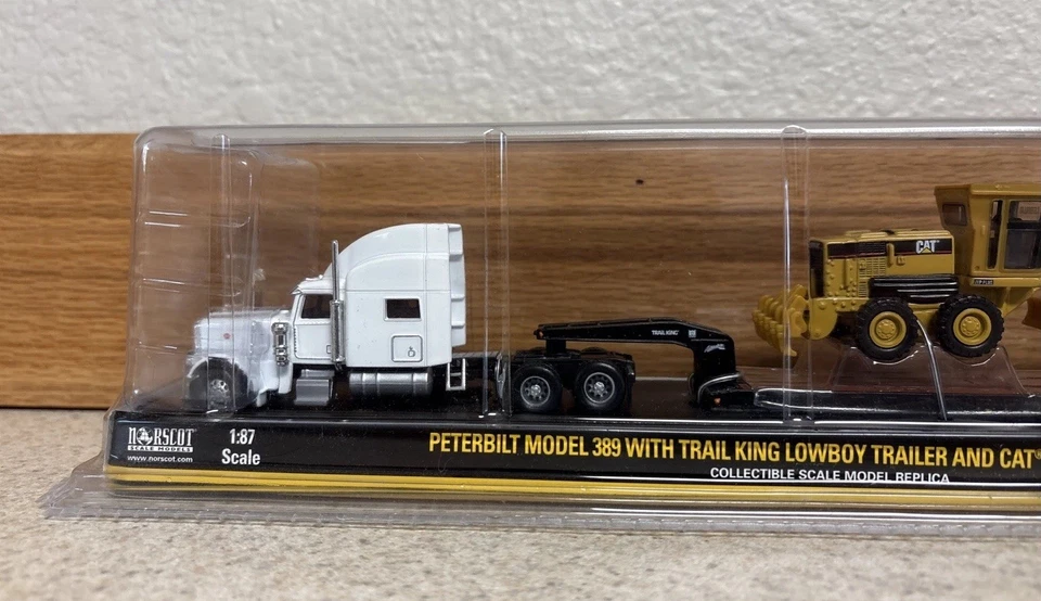 Norscot Peterbilt Modelo 389 con Remolque Trail King Lowboy y Motoniveladora Cat 163H Foto 3 de 4