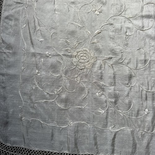 Antiguo Mantón de Piano Blanco Seda con Flores Bordadas Envoltura Cantón De Colección - Imagen 12 de 16