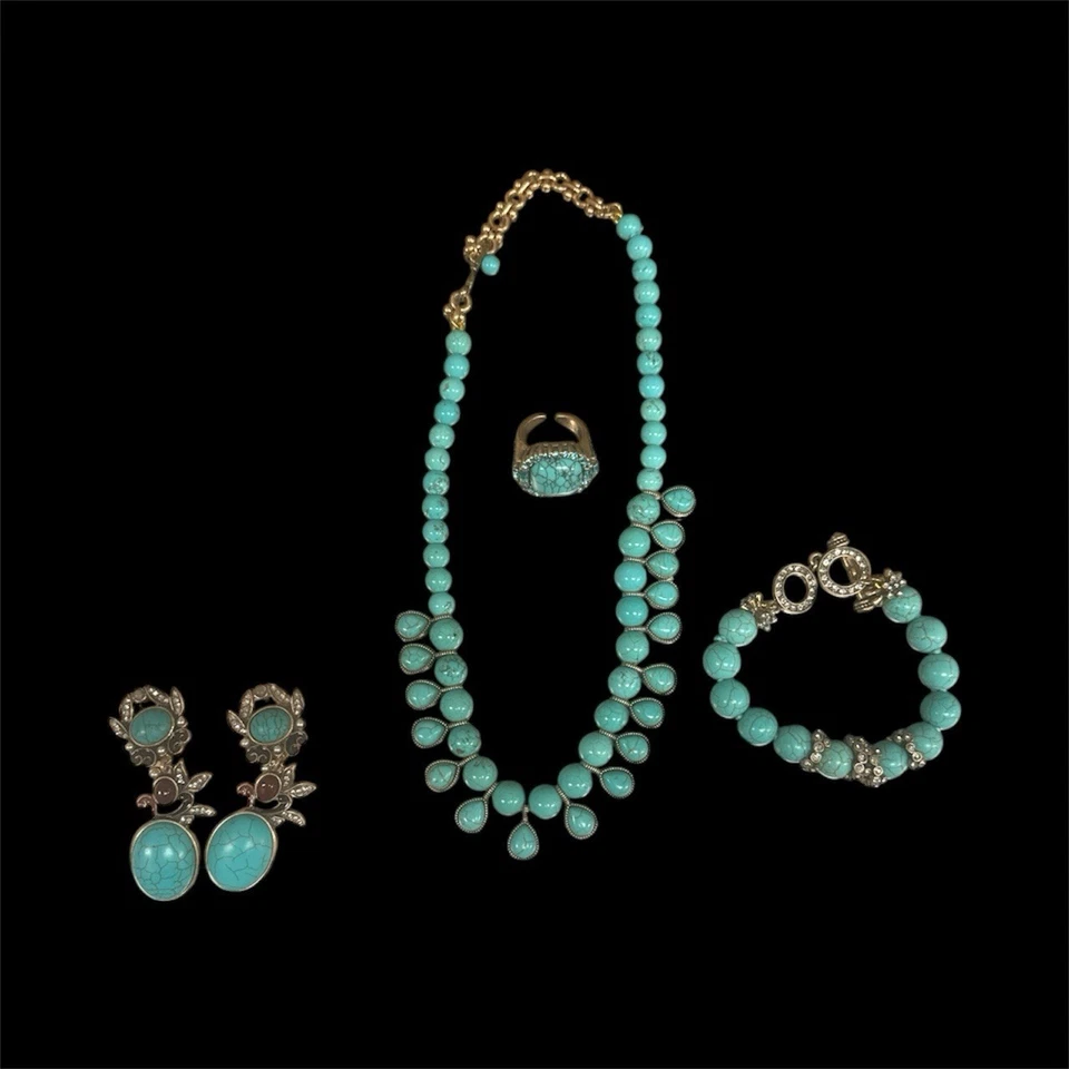 Sehr hübsches Set mit Halskette und Ohrringen aus künstlichem Türkis
