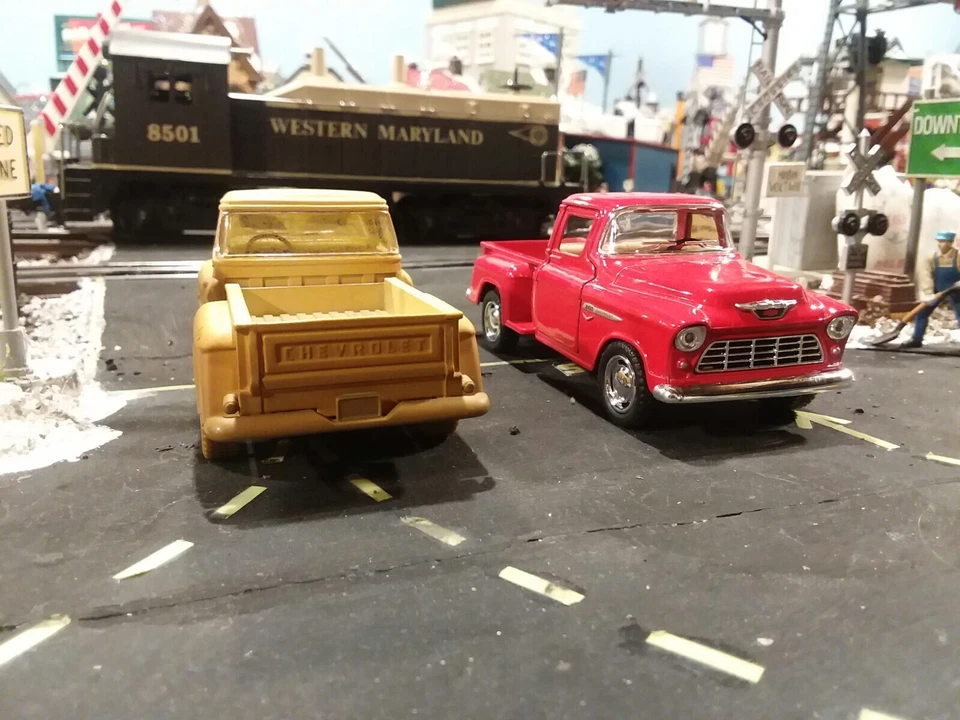 Kinsmart 2 汽车套装 #300 55 英尺雪佛兰皮卡均全新完好! — 第 3/4 张图片