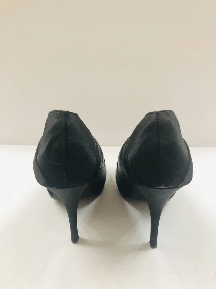 Sapatos femininos Wild Diva salto agulha, tamanho 8 cetim preto sapatos biqueira aberta   - Imagem 4 de 4