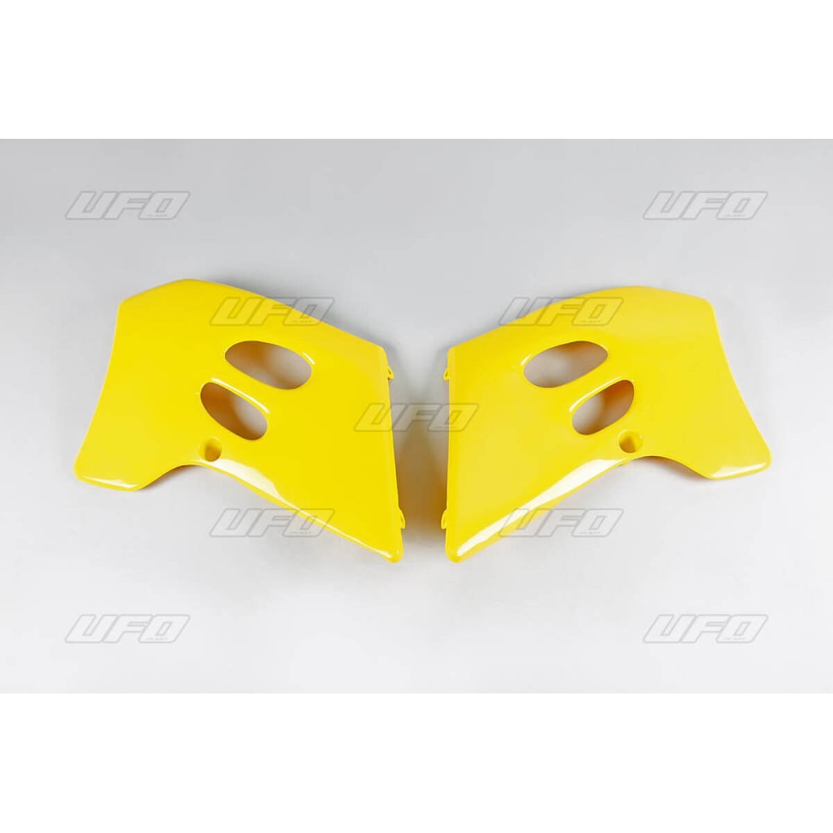 Écopes de radiateur UFO jaunes pour rouler sur circuit en Suzuki RM 125 250 94 95