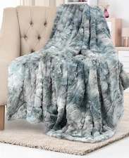 Everlasting Comfort Arctic Blue Faux Fur Throw Blanket for Couch