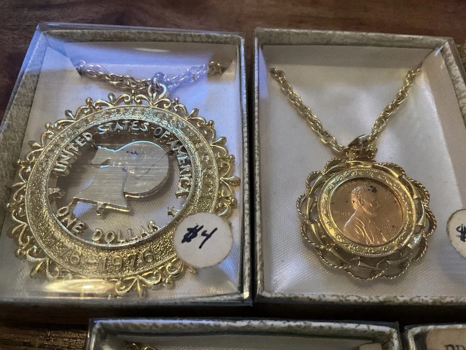 Lote de collar de ficha de moneda vintage para hombre joyería disfraz y cajón de chatarra real NOS Foto 4 de 4