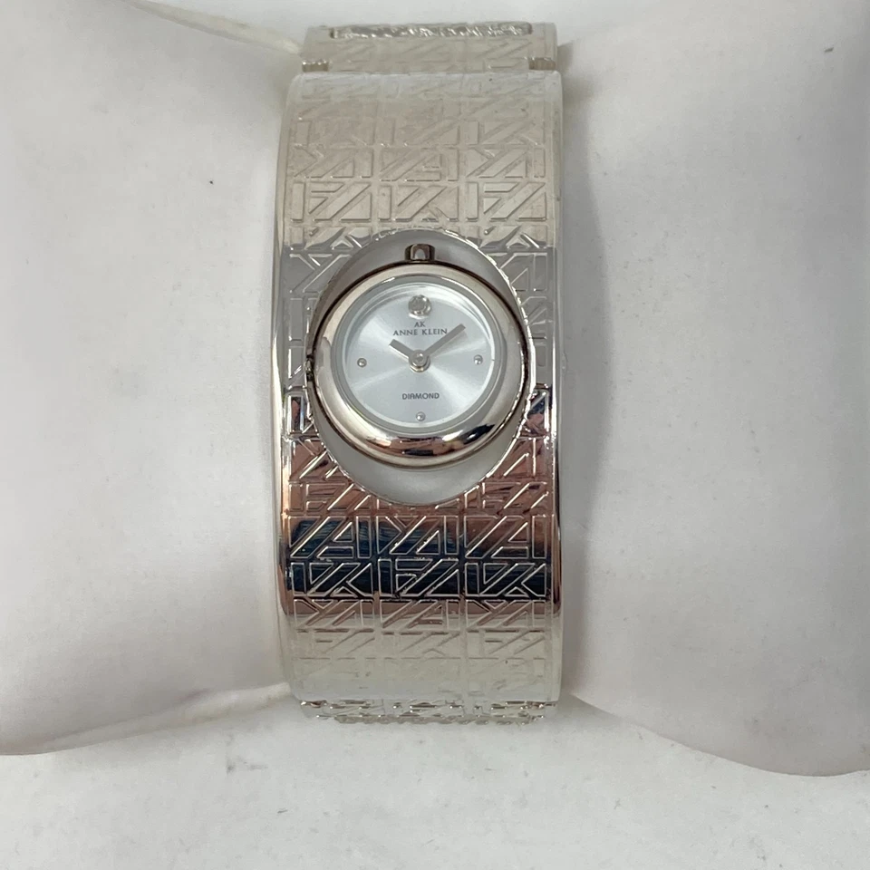 Reloj Anne Klein Peek a Boo Mujer 26mm Tono Plateado Geométrico Pesado Nuevo Batería 7" Foto 3 de 4