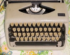 Vintage TIPPA Typewriter thumbnail