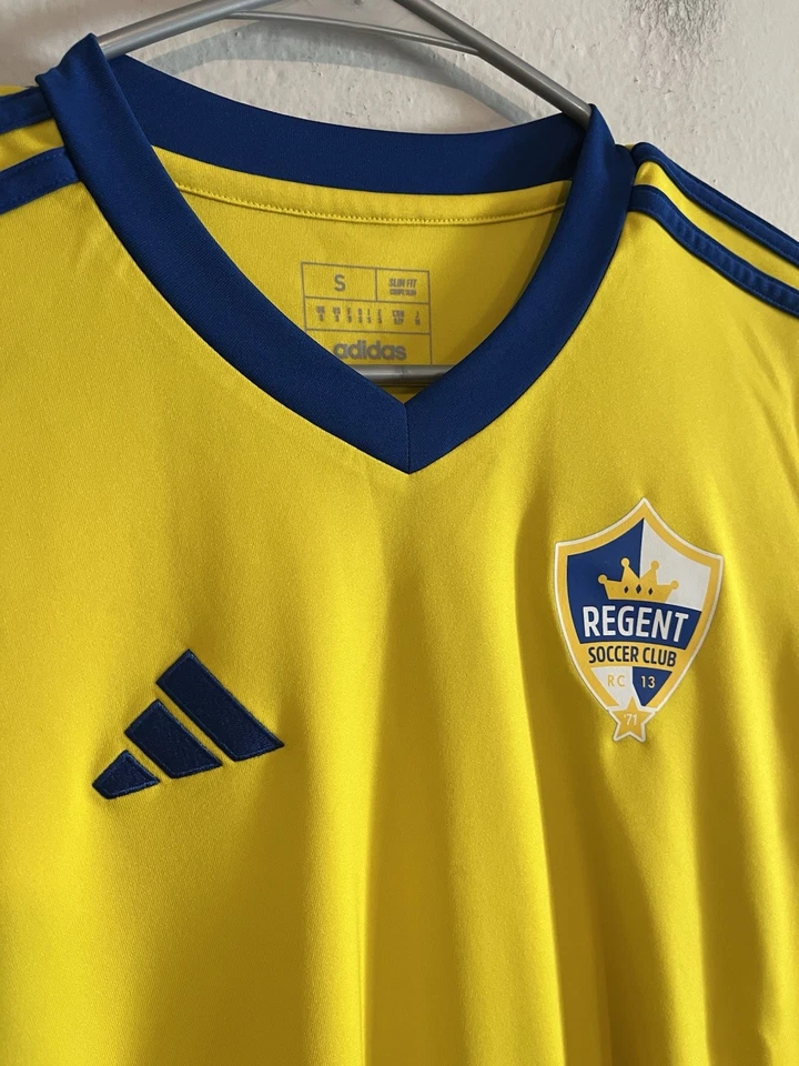 Camisetas pequeñas Wisconsin Adidas Regent Soccer Club amarillas y azules para hombre’s ajustadas Foto 3 de 4