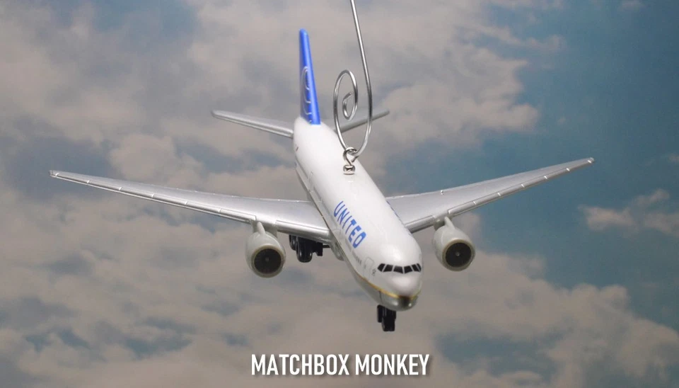 Vintage United Airlines Livery Boeing 777 Christmas Ornament Airplane Plane Jet - Image 2 of 4