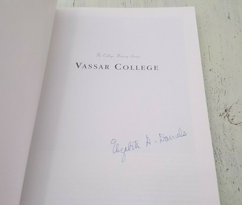 SIGNIERT Vassar College - Maryann Bruno, Elizabeth A. Daniels (2001) Geschichtsserie - Bild 2 von 3