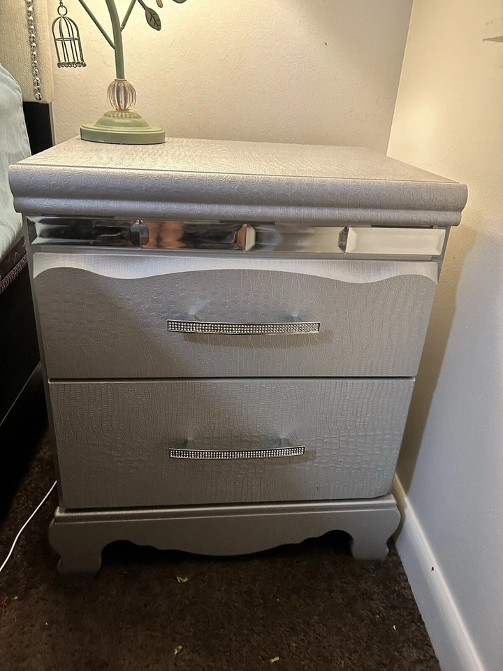 Juego de dormitorio con tocador iluminado Foto 4 de 4