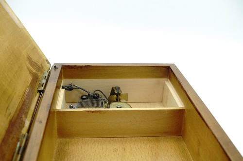 Vintage Reuge Wood Music Box The Emperor Waltz Carved Rose Made in Austria - Picture 10 of 10