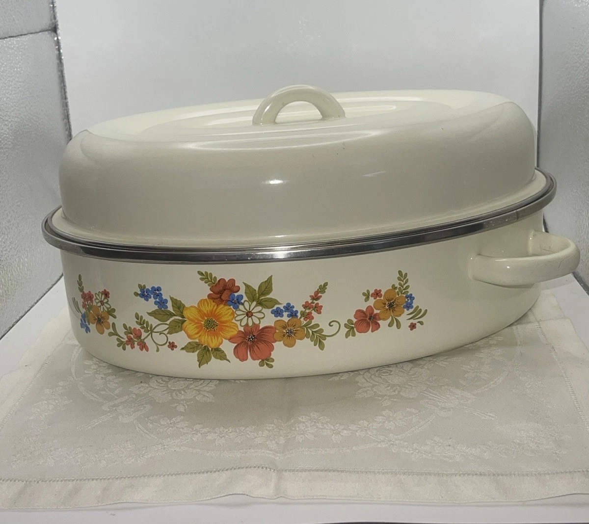 Vintage 1970s Floral Enamelware Oval Roaster Dutch Oven Pan Lid Retro Cookware
Opens in a new window