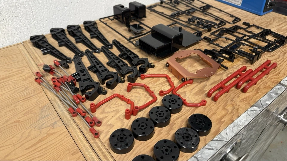 Lote de piezas masivas Tamiya Clodbuster parachoques rojos barras de escalera soportes de cuerpo etc... Foto 3 de 3