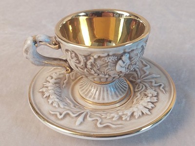 R. Capodimonte Amor Relief Design Tasse und Untertasse - Gold ist in einwandfreiem Zustand
