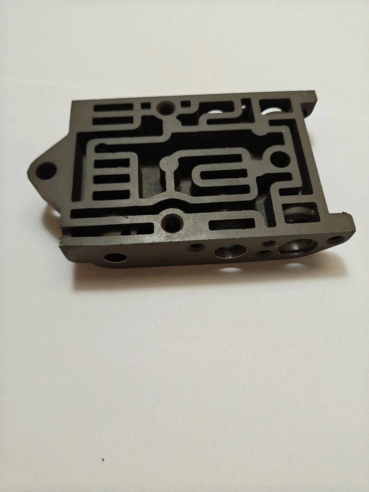 Корпус нижнего клапана коробки передач 1956 Chrysler Imperial Torqueflite 1732139 новый из старых запасов. - Изображение 3 из 4