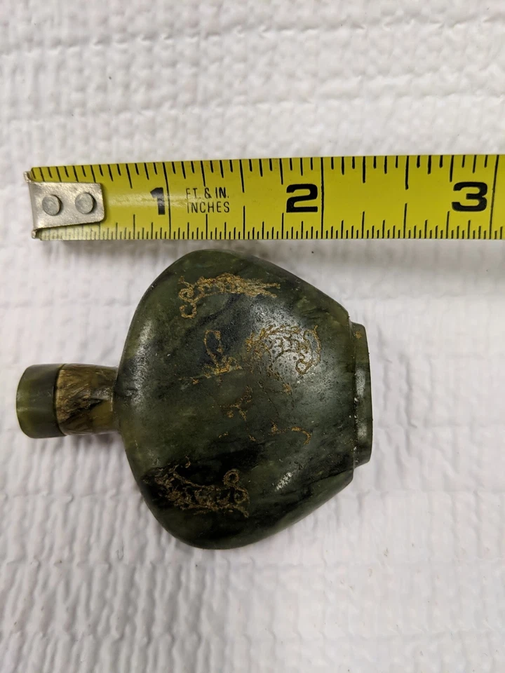 Botella de tabaco tallada verde vintage con tapa Foto 3 de 4