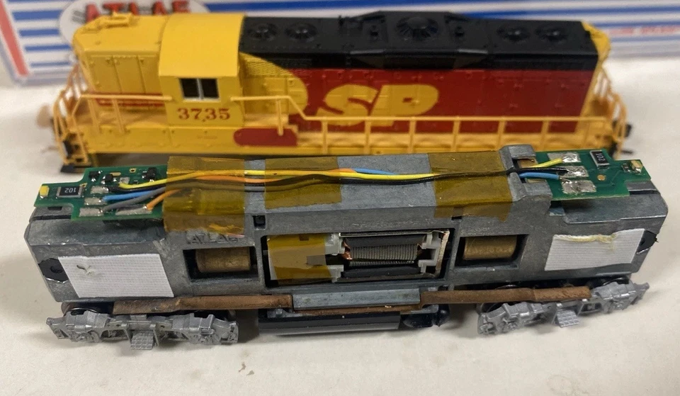 N Scale Atlas GP-9 DCC Equipped Kodachrome Southern Pacific SP 3735 Locomotive - Image 2 of 3