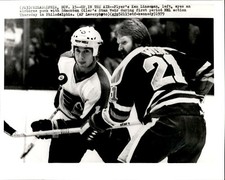 CGE6 1979 AP Laser Wire Photo FLYER'S KEN LINSEMAN EYES PUCK vs OILERS STAN WEIR
