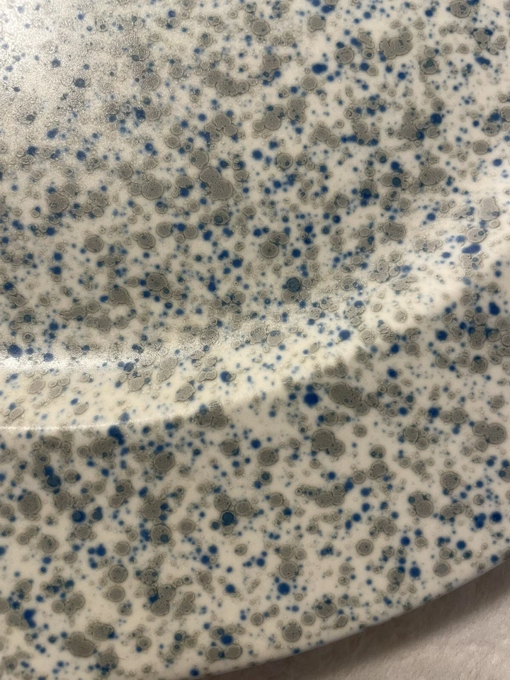 Plato de gres azul y gris moteado incorporado para artículos para el hogar Signature Foto 2 de 4