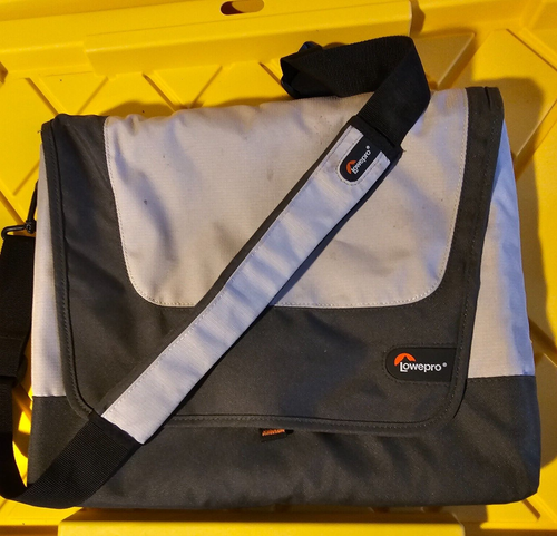 LowePro 14" Slim Factor M Messenger Bag For Notebooks/Netbooks (Expresso/Latte) - Picture 3 of 11